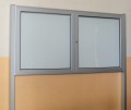 Gablota na słupkach otwierana dwuskrzydłowo