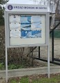 Gablota na słupkach otwierana do góry z siłownikami gazowymi