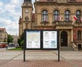 Gablota na słupkach otwierana dwuskrzydłowo czarna