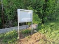 Gablota na słupkach otwierana do góry z siłownikami gazowymi